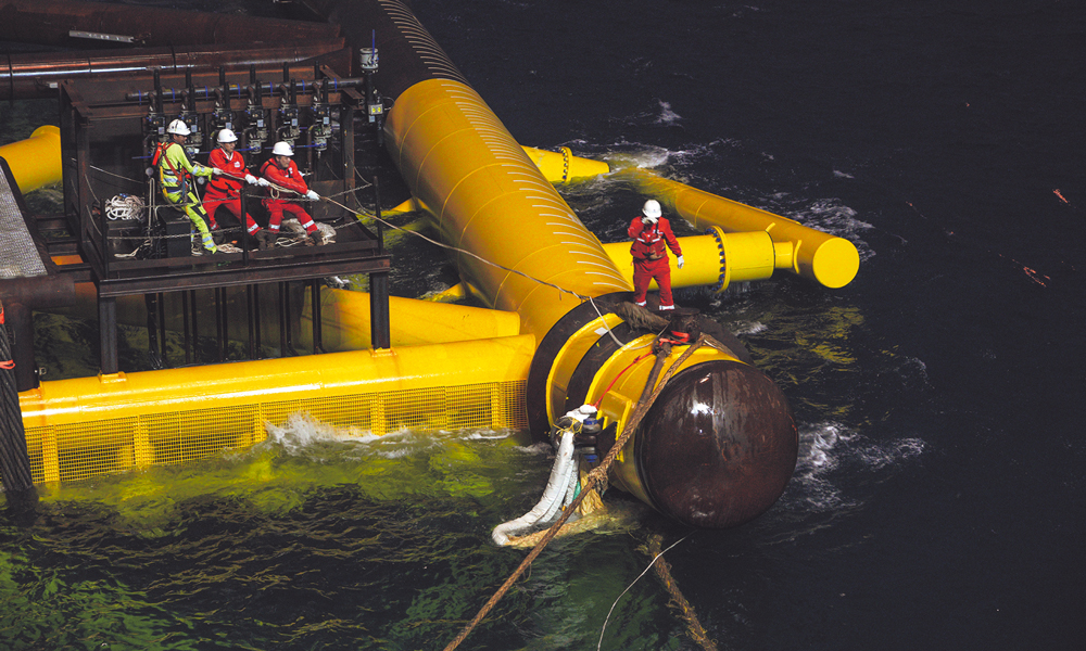 項目采用標準化選型設計、標準化采辦、一體化建造施工。施工中，項目組加強對關鍵過程、重要節點的控制，實現平臺結構焊接一次合格率99.89%、管線焊接一次合格率98.88%，平臺全部組塊的陸地建造工作較計劃提前24天完成，與同類型萬噸級導管架相比，建造工期縮短近2個月。圖為中國海油施工人員進行導管架扶正掛扣作業。