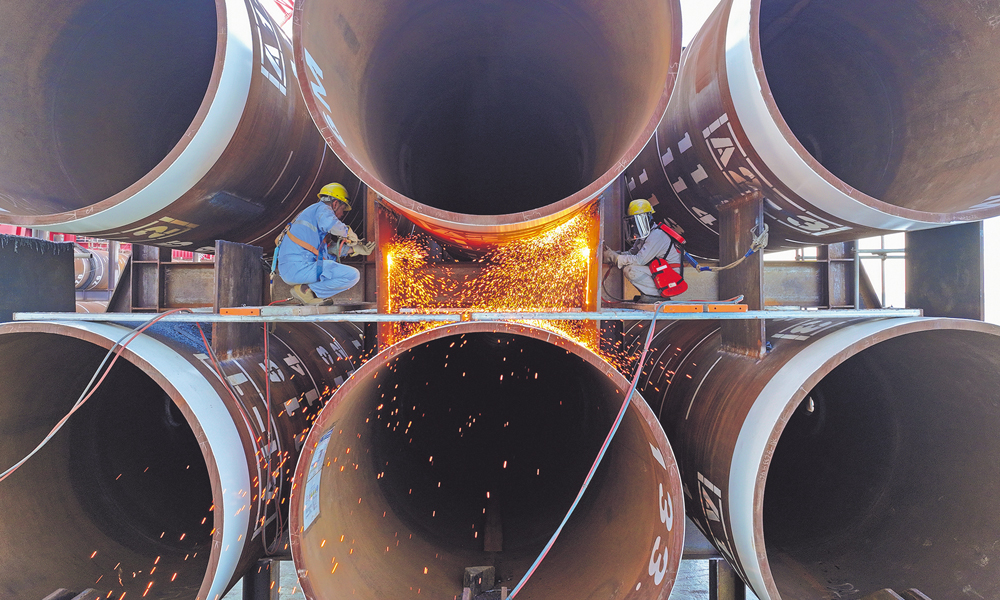 中國海油施工人員進行切除鋼樁固定工作。