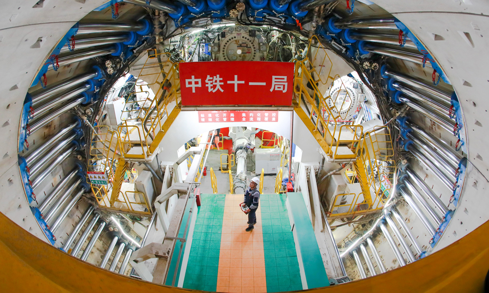 當(dāng)前，中國(guó)鐵建錨定高質(zhì)量發(fā)展目標(biāo)，堅(jiān)持不懈打造品質(zhì)工程，全力推動(dòng)各項(xiàng)重點(diǎn)項(xiàng)目建設(shè)。圖為在中鐵十一局參建的世界最長(zhǎng)海底高鐵隧道——甬舟鐵路金塘海底隧道，建設(shè)者進(jìn)行“定海號(hào)”管片拼裝作業(yè)。工程建成后，寧波至舟山通行縮至26分鐘，助力舟山群島融入國(guó)家高鐵網(wǎng)。