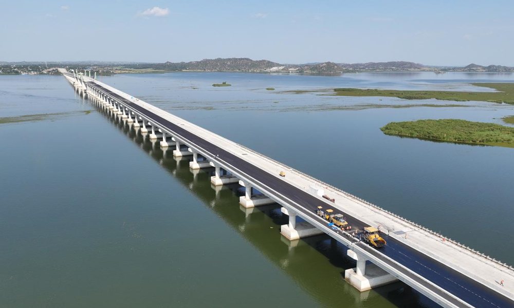 由中國(guó)土木實(shí)施的坦桑尼亞馬古富力大橋項(xiàng)目位于非洲最大湖泊維多利亞湖南岸，全長(zhǎng)4.66公里，雙向4車道，設(shè)計(jì)時(shí)速120公里。大橋于2024年10月合龍，預(yù)計(jì)將于2025年4月竣工通車。作為中非共建“一帶一路”標(biāo)志性項(xiàng)目和坦桑尼亞國(guó)家重點(diǎn)項(xiàng)目，馬古富力大橋通車后將有效連接坦桑尼亞姆萬扎地區(qū)與其鄰國(guó)烏干達(dá)、盧旺達(dá)、布隆迪，對(duì)提升坦桑尼亞國(guó)家形象，推進(jìn)周邊地區(qū)社會(huì)經(jīng)濟(jì)發(fā)展具有重要意義。圖為馬古富力大橋航拍。
