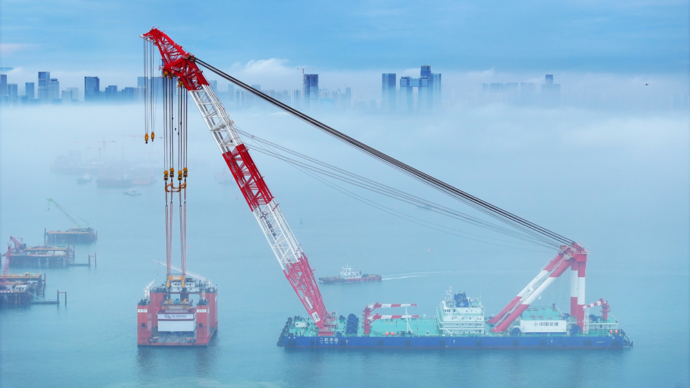 近日，廈金大橋（廈門段）項目首件裝配式預制墩臺順利完成出運及吊裝作業。