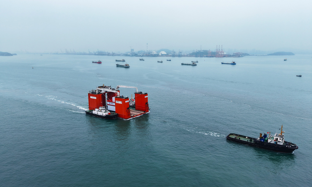 本次出運的裝配式墩臺為劉五店航道東側非通航孔橋墩臺，長18米、寬13.8米、高13.4米，重約3000噸，在中交集團一航局墩臺預制廠生產，由中交集團二航局“二航卓越”執行吊裝。?