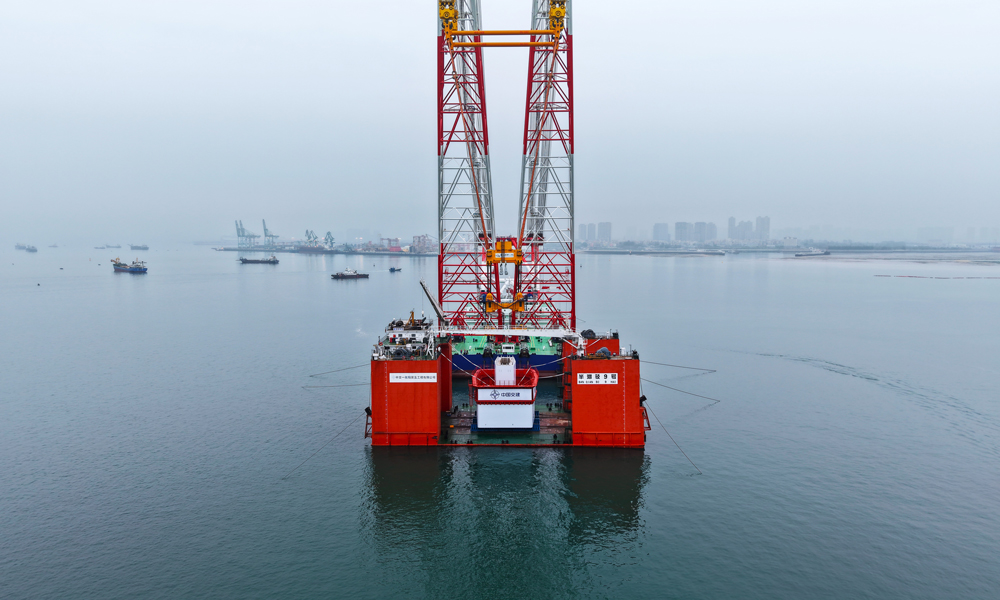 作為橋梁承重結構，墩臺是支撐橋梁重量的關鍵部位，直接影響大橋的穩定性和安全性。“第一墩”的成功落定，標志著海上主線橋梁進入裝配化施工新階段，開啟項目建設“陸海協同、智能拼裝”的快速實施模式。