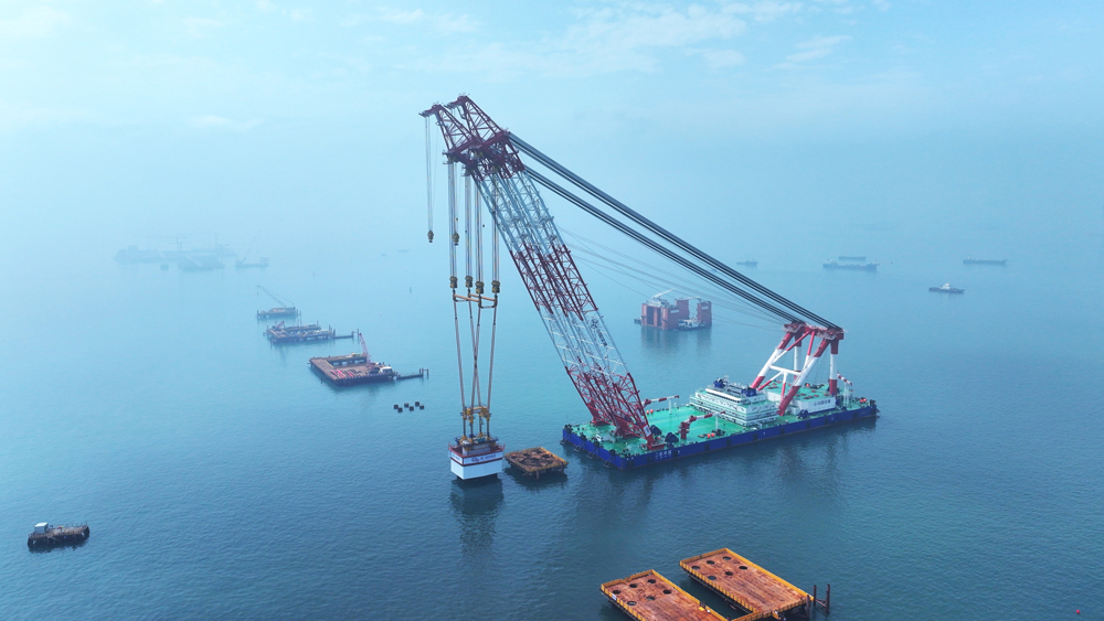 廈金大橋（廈門段）項目首件裝配式預制墩臺吊裝作業現場。