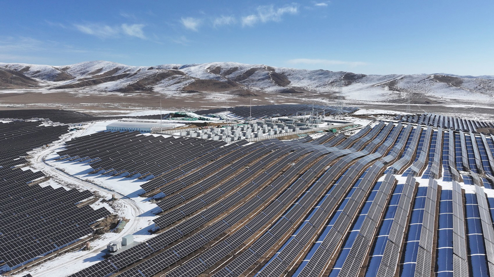 近日，四川省首個高原光伏構網型儲能電站，阿壩州紅原安曲一期光伏項目，實現(xiàn)首批5.28萬千瓦并網發(fā)電，標志著項目正式進入運營階段，為后續(xù)全容量并網發(fā)電打下堅實基礎。