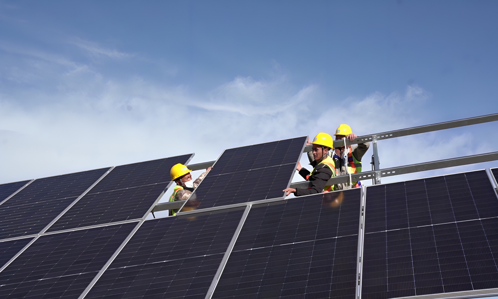 阿壩州紅原安曲一期光伏項目由中國建筑旗下中建二局承建，平均建設海拔3600米，占地面積達8000畝，設置76個光伏陣列區(qū)，共安裝45萬塊單晶雙面光伏組件，建設1座220千伏升壓站和1座總功率為50兆瓦儲能電站，總裝機規(guī)模達25萬千瓦。