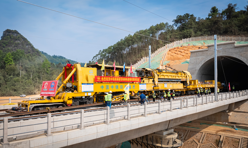 南憑高鐵崇憑段全長81.52公里，共需鋪設軌道168.91公里，鋪設道砟63萬立方米，安裝道岔28組、伸縮調節器4組。自2024年10月底開始鋪軌施工以來，中國中鐵旗下中鐵四局、中鐵二院等組建的攻堅團隊，堅持保質量、保安全，采用輪班制，“以日保周、以周保月”，實現快速鋪軌。