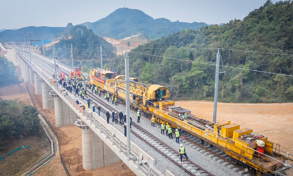 鋪軌作業采用中鐵四局自主研發的CPG500型長鋼軌鋪軌機組。該裝備具有自動化程度高、鋪設精度高、綜合作業效率高等特點，能滿足高速鐵路一次性鋪設無縫線路的要求。為確保鋪軌順利，中鐵四局八公司鋪軌分部優化作業流程和資源配置，細化行車調度方案，在最后沖刺階段確保每天鋪設不少于3公里。歷經144天的不懈努力，最終高效優質完成全線鋪軌任務。