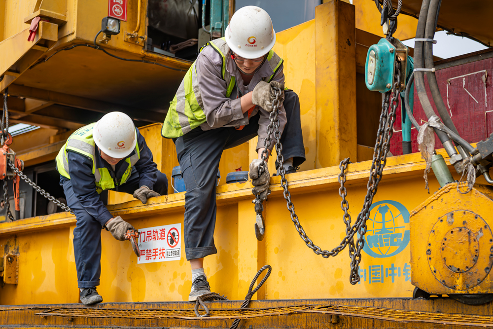 據了解，目前南憑高鐵崇憑段路基、橋梁、隧道、鋪軌等站前工程已全面收官。全線2000多名施工人員正全力推進“四電”工程、房建工程等。
