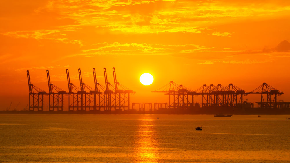 落日熔金，暮云合璧。近日，中交集團所屬廣航局承建的海南洋浦港洋浦港區航道改擴建工程一片繁忙景象。