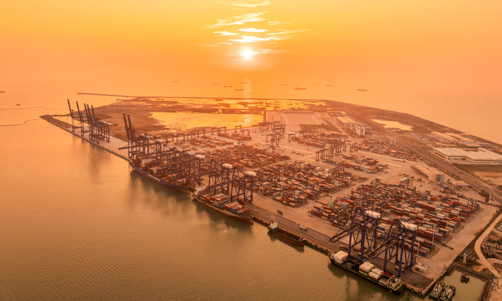 該項目位于海南省儋州市洋浦經濟開發區，航道全長13公里，在洋浦港區現有5萬噸級和2萬噸級航道基礎上進行改擴建，主要建設內容包括疏浚工程、臨時圍堰工程、導助航設施工程、環境保護工程等。