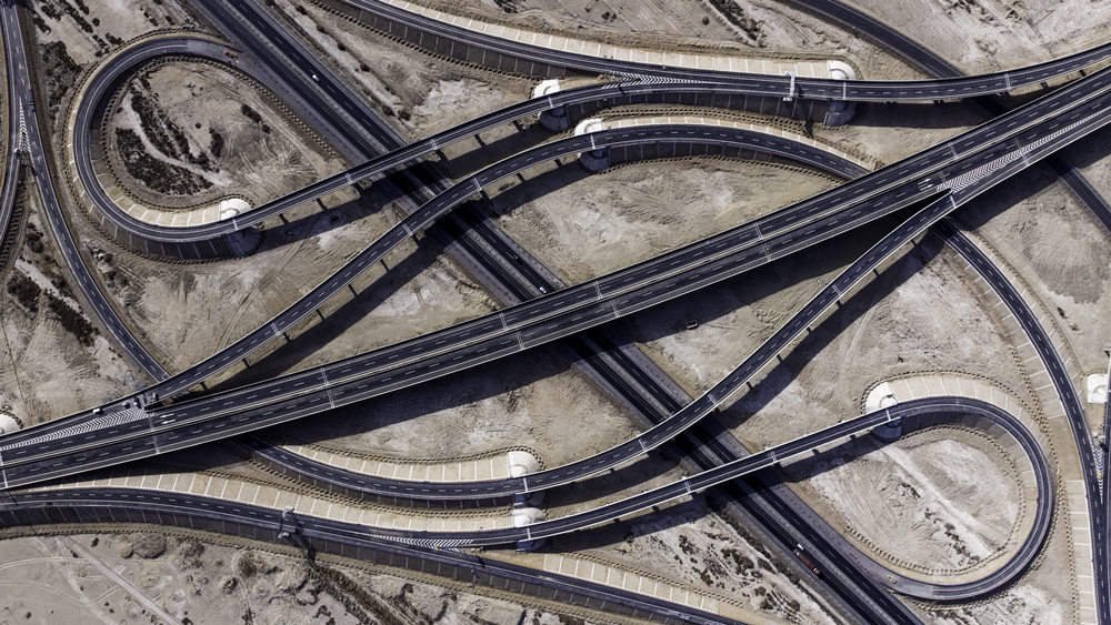 該路段位于巴音郭楞蒙古自治州境內(nèi)，全長143公里，主線共設置特大橋10座、大橋42座、中橋26座、小橋25座、涵洞213道、互通立交7處及6座收費站和3個服務區(qū)等。