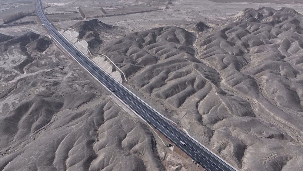 烏尉高速巴倫臺至庫爾勒段航拍圖。