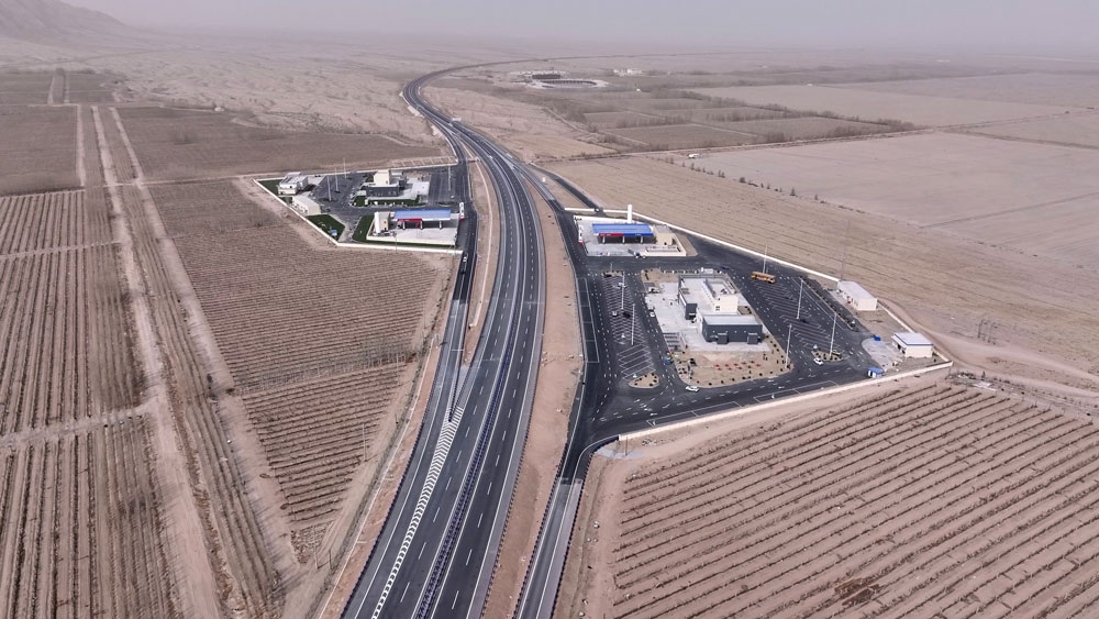 烏尉高速巴倫臺至庫爾勒段航拍圖。