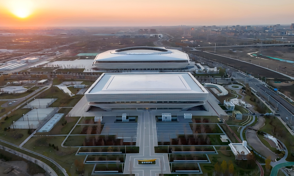 近日，由中國建筑旗下中建二局、中建安裝參建的雄安新區啟動區最大的體育中心?——雄安體育中心正式運營。