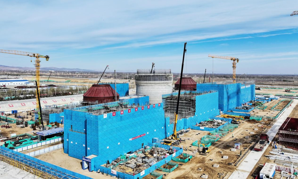 寧夏騰格里六盤山電廠建設工程建設現場，2000余名建設者正緊張有序地進行鍋爐鋼架吊裝、煙囪筒壁澆筑、間冷塔安裝等建設環節，一片熱火朝天的繁忙景象。宗柚鎂 攝