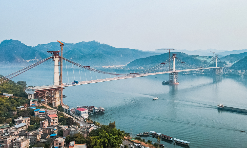 蒼容高速全長105.3公里，其關鍵控制性工程蒼容潯江大橋位于廣西梧州市藤縣，全長1688米，為雙主跨520米的三塔懸索橋，是目前世界最大跨徑獨柱式三塔空間纜懸索橋。