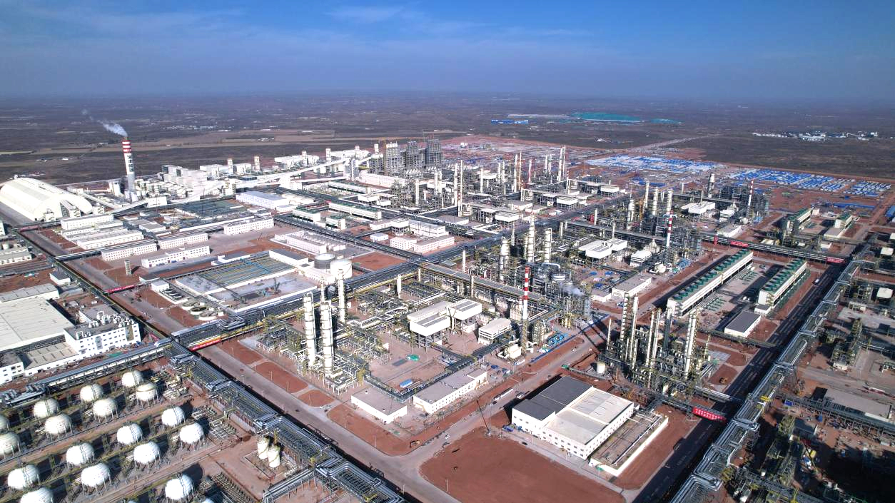 近日，內蒙古寶豐煤基新材料一期年產260萬噸煤制烯烴和配套年產40萬噸植入綠氫耦合制烯烴項目第三套MTO裝置投料試車成功，至此，項目三套MTO核心裝置全部順利投產。該項目是目前全球單廠規模最大的煤制烯烴項目、全球唯一規?；镁G氫替代化石能源生產烯烴項目，建成后將推動煤基新材料產業高端化、多元化、低碳化發展，助力建設現代煤化工與新能源耦合發展示范“國家級產業核心區”。