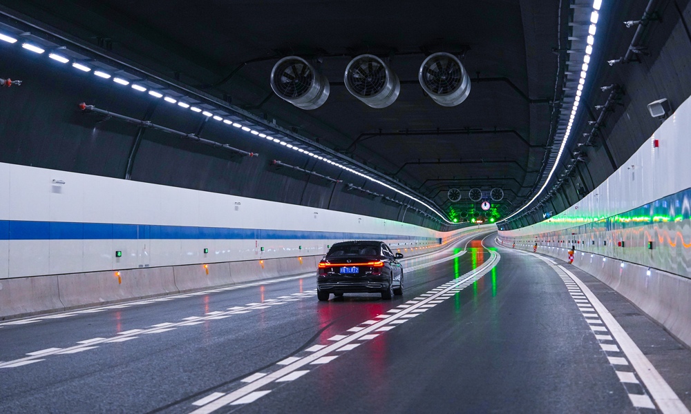 4月20日凌晨4時，隨著信號燈由紅轉綠，社會車輛從原六環路駛入東六環隧道，標志著由中國鐵建所屬鐵四院設計、中鐵十四局參與施工的北京東六環改造工程建成通車。自此，往來車輛可以通過地下隧道穿越城市副中心核心區。圖為車輛行駛在北京東六環隧道內。