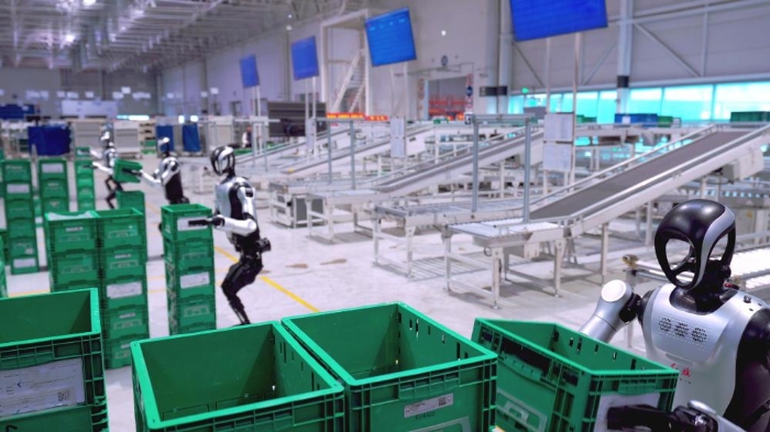 近日，中國一汽在推動制造業升級的征程中邁出關鍵步伐，通過深化 "AI + 制造" 融合實踐，加速 "中國智造" 進程，持續培育具有行業特色的制造業新質生產力，為中國汽車工業高質量發展注入強勁動力。圖為中國一汽將人形機器人應用于汽車制造物流揀選與搬運流程。