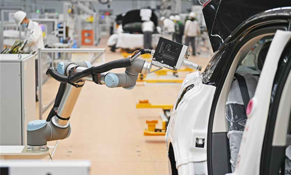 等離子表面處理環節，工作人員操作設備，通過等離子體技術對零部件表面進行改性處理，以提升材料表面的粘接、涂裝或密封性能。