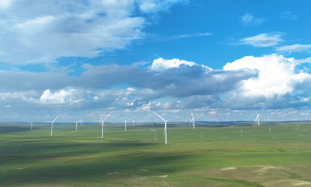 近日，國家電投集團內蒙古公司察哈爾新能源公司烏蘭察布風電基地一期600萬千瓦示范項目首批120萬千瓦就地消納工程通過集團達標投產考核驗收。