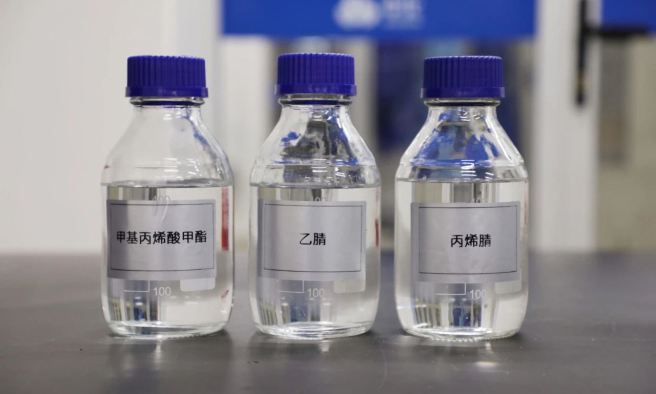 自2022年12月30日主體裝置開工建設以來，中化泉州石化歷時23個月，完成26萬噸/年丙烯腈（AN）裝置、10萬噸/年甲基丙烯酸甲酯（MMA）裝置等及公輔配套工程建設，于2024年11月30日建成中交，進入試生產階段。丙烯腈是合成纖維、合成橡膠和合成樹脂的重要單體，是生產碳纖維等高附加值產品的核心材料。甲基丙烯酸甲酯是重要的有機化工原料和化工產品，主要用于生產有機玻璃（PMMA）、聚氯乙烯助劑ACR、甲基丙烯酸甲酯-苯乙烯-丁二烯共聚物（MBS）。