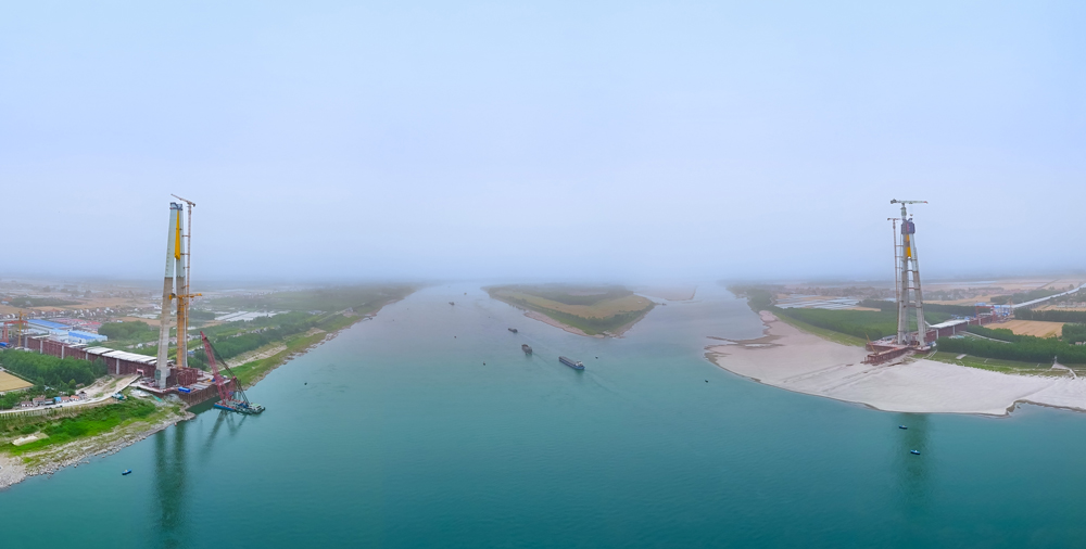 觀音寺長(zhǎng)江大橋預(yù)計(jì)于2026年下半年合龍，建成后對(duì)推進(jìn)交通強(qiáng)國(guó)建設(shè)、完善長(zhǎng)江經(jīng)濟(jì)帶骨干路網(wǎng)結(jié)構(gòu)、優(yōu)化湖北省高速公路網(wǎng)布局、助力湖北“一主引領(lǐng)、兩翼驅(qū)動(dòng)、全域協(xié)同”區(qū)域發(fā)展戰(zhàn)略具有重要意義。圖為觀音寺長(zhǎng)江大橋施工現(xiàn)場(chǎng)全景。