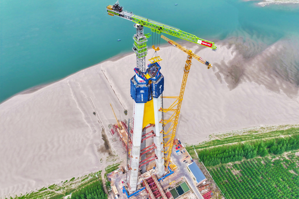 觀音寺長(zhǎng)江大橋是武松高速的關(guān)鍵控制性工程，主橋全長(zhǎng)1860米，主跨1160米，北岸主塔高262米，創(chuàng)下世界最大跨徑的公路斜拉橋、最大跨徑的混合式組合梁斜拉橋、首座超千米混合式鋼-UHPC組合梁斜拉橋、最大直徑的摩擦群樁基礎(chǔ)，梁寬最寬、重量最大的短線法預(yù)制滑移混凝土梁節(jié)段五項(xiàng)“世界之最”。圖為觀音寺長(zhǎng)江大橋主塔施工現(xiàn)場(chǎng)。