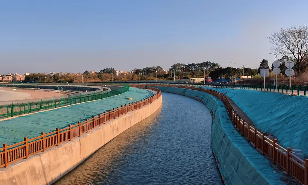 由中國建筑旗下中建一局承建的廣州白云機場三期景觀河項目，是廣州市重點工程，項目位于廣東省廣州市，是廣州白云機場三期配套的防洪排澇景觀河，項目充分利用自然排水系統，構建低影響開發雨水系統，并通過海綿城市建設優化地表海綿體，將機場打造成為“小雨不積、大雨不澇、地面潔凈、生態美觀”的海綿型機場。