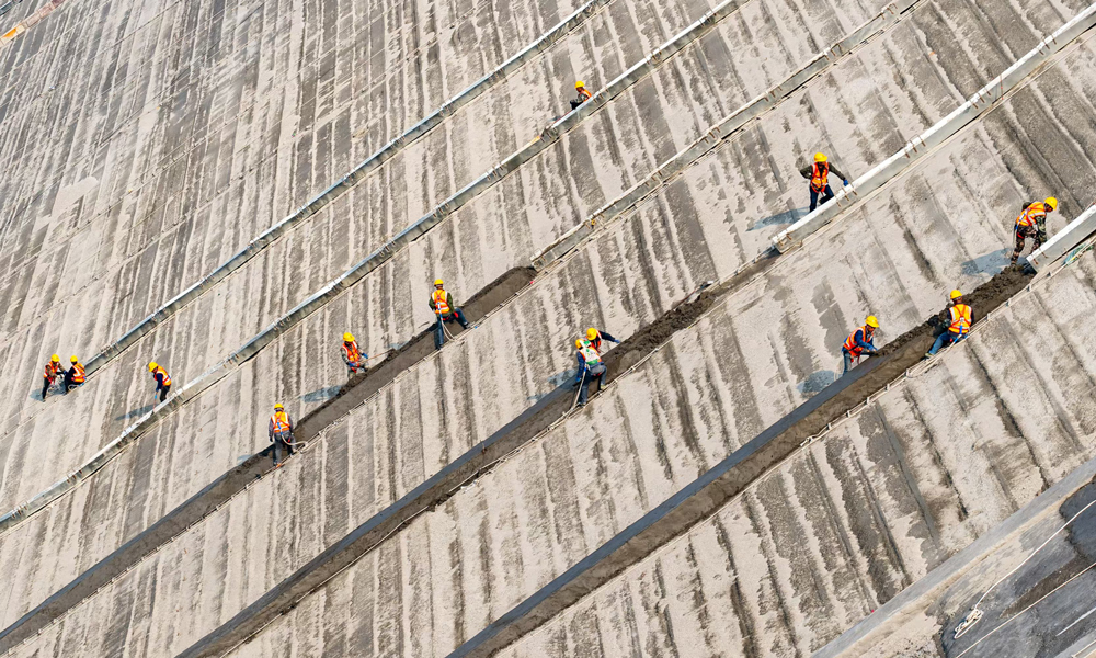 在南寧抽水蓄能電站建設工地上，2300名施工人員同時推進40余項施工任務。該工程將于年底前全面建成投產，其后每年最多可消納清潔能源21.6億千瓦時，并給廣西電力系統新增240萬千瓦的調節能力。