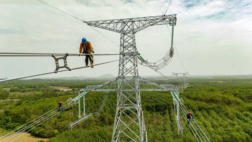 在海南?？?、三亞、昌江等多地的施工現場，施工人員加緊進行變電站電氣設備安裝和輸電線路組塔架線工作，為今年海南500千伏主網架工程投產全力以赴。
