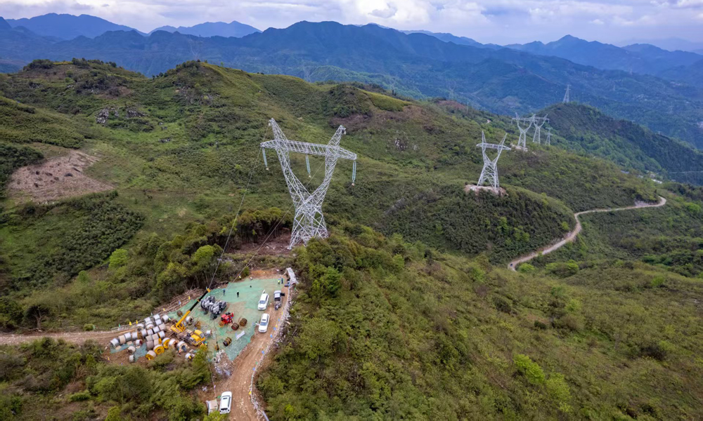 在云南昭通永善，施工人員緊鑼密鼓地開展架線區段的放線作業。作為納入國家“十四五”電力發展規劃的云南省重點電網項目，永善500千伏網架加強工程將新增一條溪洛渡電廠至云南主網架的電力通道，提升溪洛渡水電站對云南省的電力支撐保障能力，進一步滿足云南各族人民群眾對美好生活的用電需求。