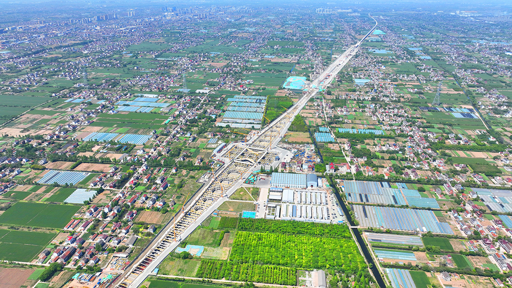 近日，隨著第一車混凝土注入海門北站地下18米深的A1區基底，中國中鐵旗下中鐵一局施工的國內最長超大超深基坑地下高鐵站——北沿江高鐵海門北站地下主體結構施工全面啟動。