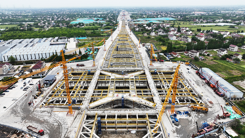 項目所處地層為粉土、粉砂、淤泥質粉質黏土。工點范圍內地表水發育，地下水豐富。中鐵一局項目部通過應用可視化降水、基坑支撐伺服補償、基坑自動監測三大系統，全周期智能監控深大基坑。