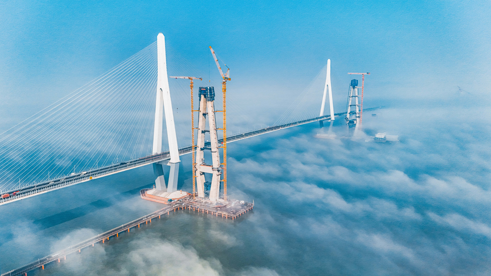 近日，中交二航局承建的國內首座市域（郊）鐵路跨海大橋——寧波象山港跨海大橋南中塔柱成功合龍。建設者們以飽滿的熱情晝夜奮戰，在確保工程質量和安全的前提下，科學施工，全力推進項目進度。