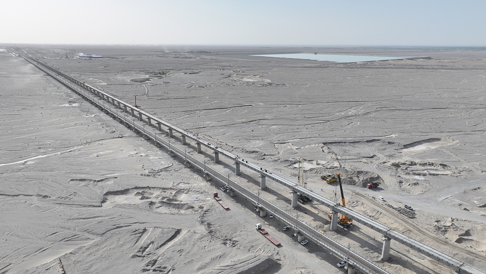 近日，隨著最后一片長32米、重134噸的T梁完成架設，羅布泊至若羌鐵路（簡稱羅若鐵路）全線最長橋——米蘭河特大橋架梁任務全部完成，為后續鋪軌施工打開了作業面。