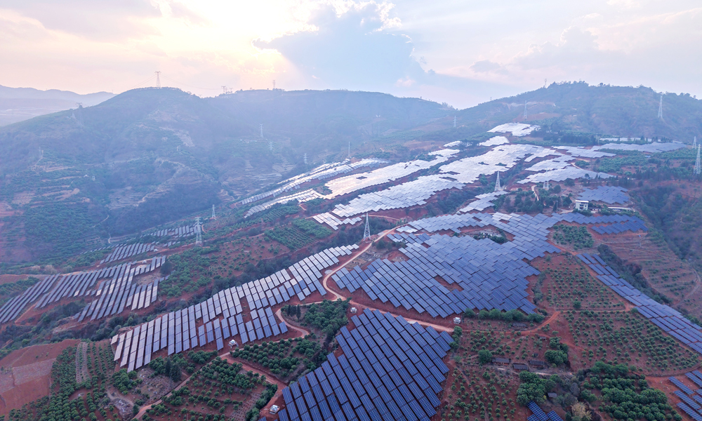 云南祿勸200兆瓦農光互補光伏項目建設過程中，東方光能管理團隊攻克山地施工地形復雜、光伏與農業協同規劃精準高等難題，采用無人機吊裝、多平臺三維輕量化等現代施工技術，實現了項目施工全流程的可視化管理，攻克了建設和技術難關。