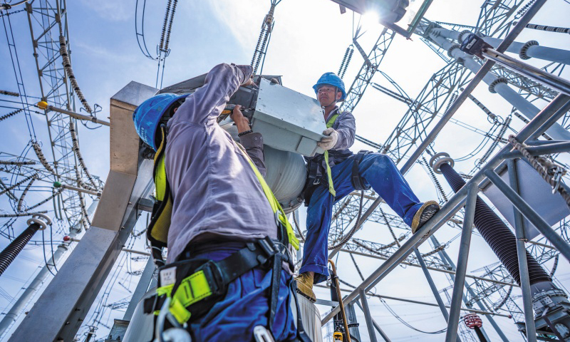 國家電網(wǎng)檢修人員檢查機(jī)構(gòu)箱。