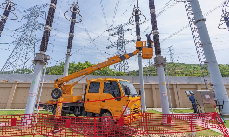 國家電網(wǎng)檢修人員在500千伏洛迦變電站開展回路電阻測(cè)量。