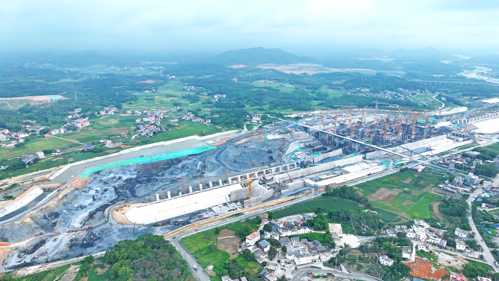 近日，中交集團所屬一航局參建的廣西平陸運河企石樞紐上下閘首混凝土結構物全部成功封頂。