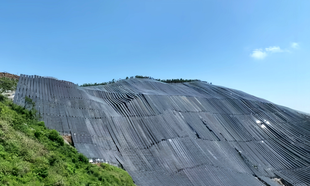 華能通山南林光伏復(fù)合發(fā)電項目是中國華能集團(tuán)有限公司首臺（套）重大技術(shù)裝備示范項目，采用數(shù)字化電氣設(shè)計系統(tǒng)等多項創(chuàng)新技術(shù)，可抗陣風(fēng)等級達(dá)到11級，土地利用率提高超50%，同時，項目采用的智慧運維監(jiān)測系統(tǒng)可實時監(jiān)測索力、變形、振動等參數(shù)，極大降低了運維成本。項目建成后，每年可提供清潔電能2.13億千瓦時，節(jié)約標(biāo)準(zhǔn)煤約6.94萬噸，減少二氧化碳排放量16.83萬噸，環(huán)保效益和社會效益顯著。