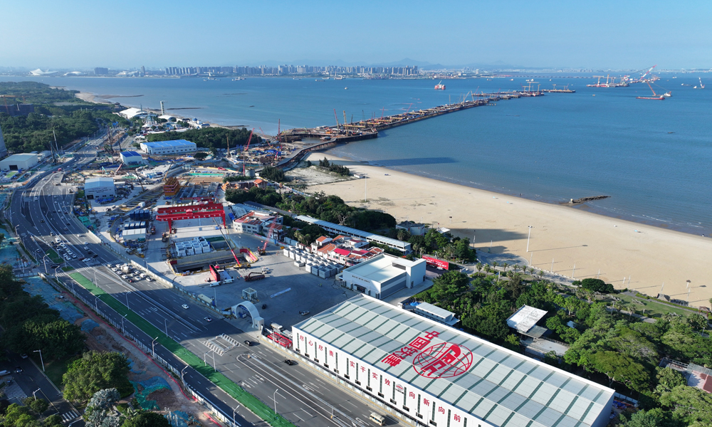 近日，在廈門市思明區(qū)，隨著16米級超大直徑盾構(gòu)機(jī)“廈金號”刀盤緩緩轉(zhuǎn)動，標(biāo)志著由中國鐵建所屬中鐵十四局參與施工的廈金大橋（廈門段）環(huán)島路隧道正式進(jìn)入盾構(gòu)掘進(jìn)施工階段。該隧道是目前福建省最大直徑盾構(gòu)隧道。圖為廈金大橋（廈門段）工程航拍。 