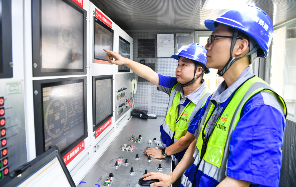 為打造精品隧道工程，項目團(tuán)隊量身打造了“廈金號”超大直徑泥水平衡盾構(gòu)機(jī)。該盾構(gòu)機(jī)開挖直徑達(dá)16.15米，整機(jī)長度約165米，總重量約5100噸，是目前福建省最大直徑的盾構(gòu)施工設(shè)備。圖為工程管理人員操作盾構(gòu)機(jī)開始掘進(jìn)。