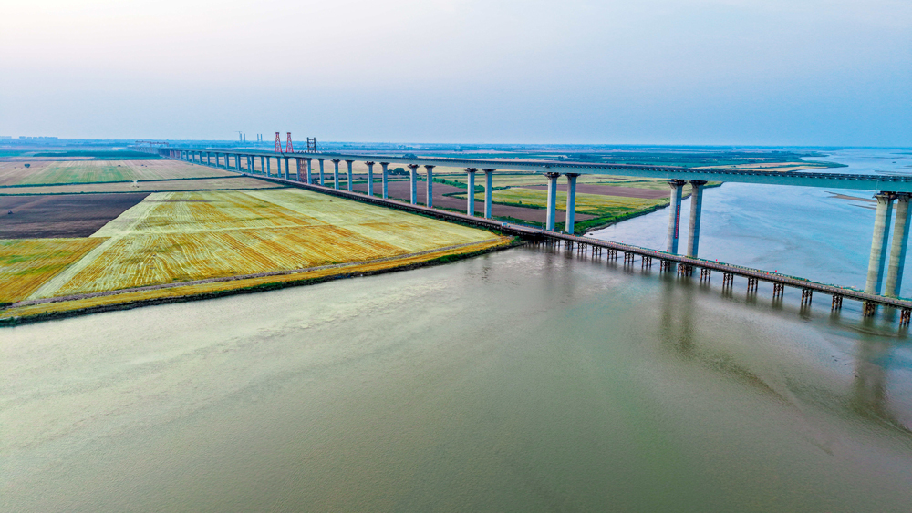 焦平高速是河南省“十四五”綜合交通規(guī)劃重點(diǎn)項(xiàng)目，全長(zhǎng)約160公里，串聯(lián)鄭州、許昌、漯河等多座城市。全線建成通車后，豫北至豫南車程將縮短1.5小時(shí)，顯著提升黃河南北兩岸物流效率，強(qiáng)化鄭州都市圈輻射帶動(dòng)作用，對(duì)促進(jìn)沿線文旅資源開發(fā)、產(chǎn)業(yè)升級(jí)、區(qū)域經(jīng)濟(jì)發(fā)展具有重要意義。