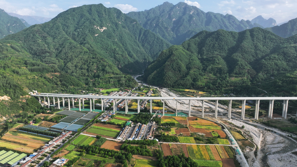 眉太高速公路全長約75公里，建成通車后，對進(jìn)一步加強(qiáng)關(guān)中地區(qū)與陜南地區(qū)的聯(lián)系、完善陜西省高速公路網(wǎng)布局、暢通川陜交通大動脈以及促進(jìn)區(qū)域經(jīng)濟(jì)高質(zhì)量發(fā)展具有重要意義。圖為眉太高速馬耳山石頭河特大橋。