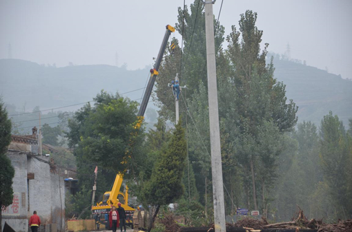 山西風雨中，他們在保電