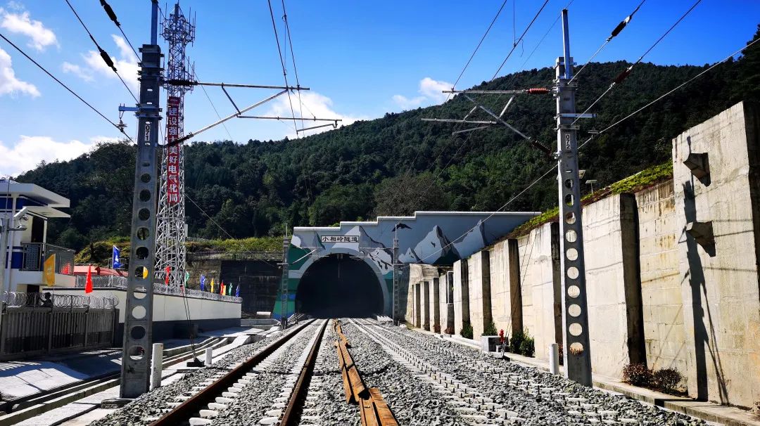 圖一:成昆項目主體工程正洞照片.jpg 圖一:成昆項目主體工程正洞照片.jpg