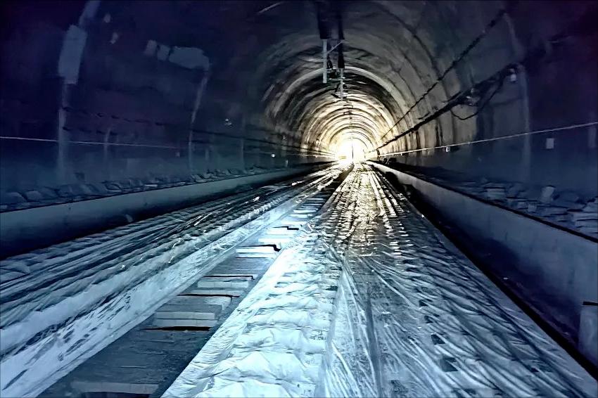 圖三:成昆項目隧道內的無砟道床.jpg 圖三:成昆項目隧道內的無砟道床.jpg