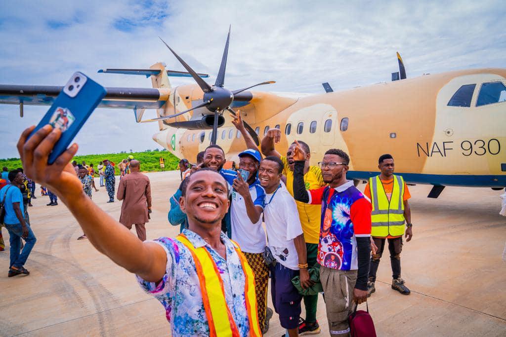 在埃基蒂州機場,當地民眾與試航飛機合影留念.jpg 在埃基蒂州機場,當地民眾與試航飛機合影留念.jpg
